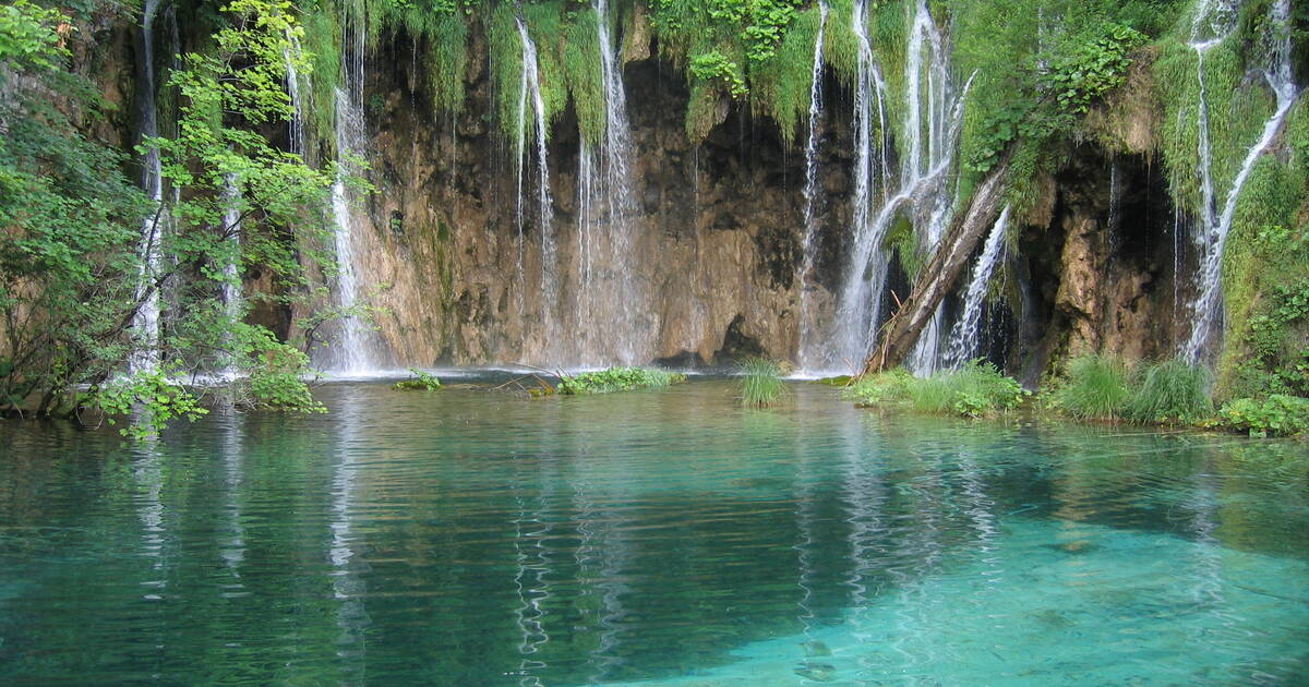 The waters flowing over the limestone and chalk at Plitvice