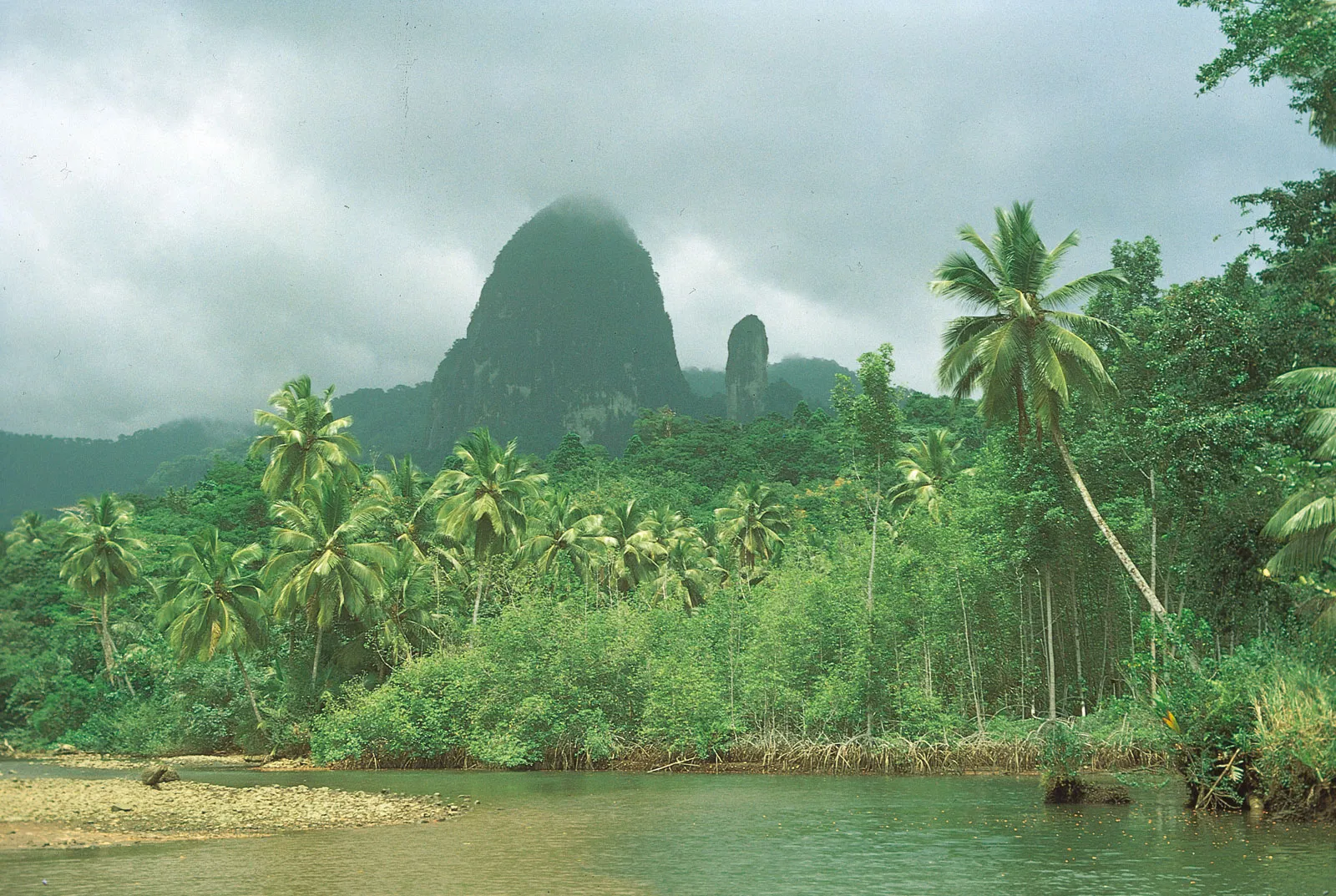 Two volcanic plugs, João Dias Pai (“father”) and João Dias Filho (“son”), in the mist along the Banzu River.