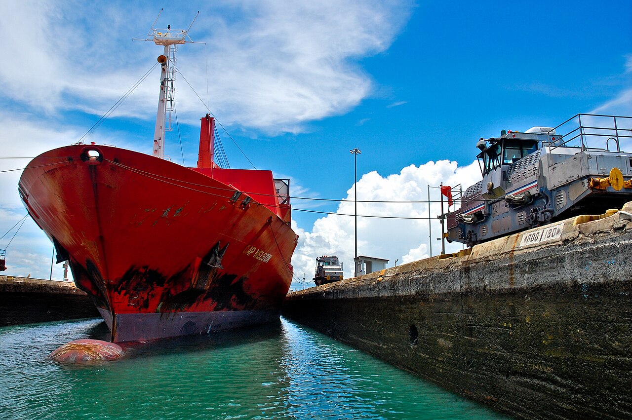 A large ship, Panamá canal